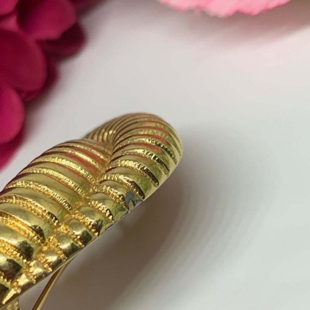 VINTAGE⚜️RARE MONET Curled Golden Brooch - Picture 13 of 13